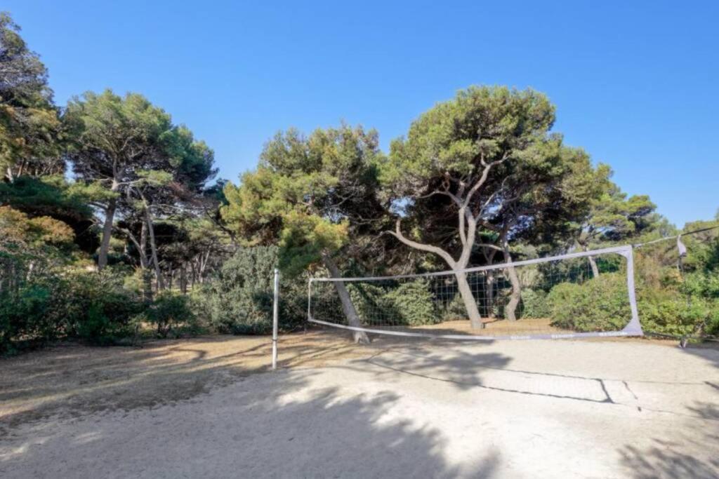 Appartement moderne en résidence privée face à la mer Hyères Exterior foto