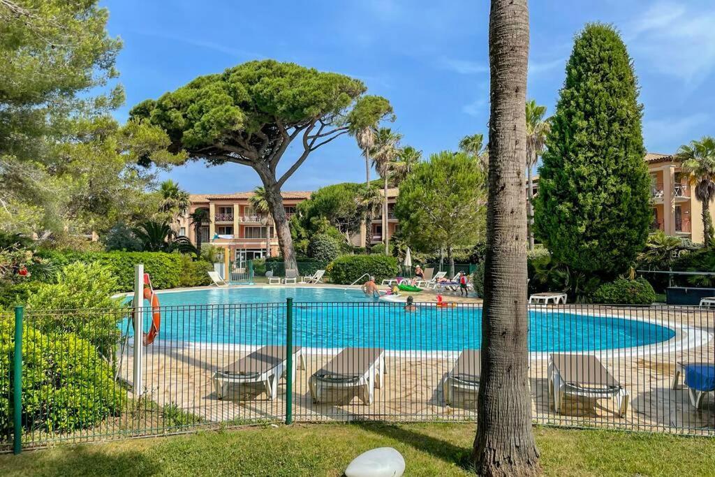 Appartement moderne en résidence privée face à la mer Hyères Exterior foto