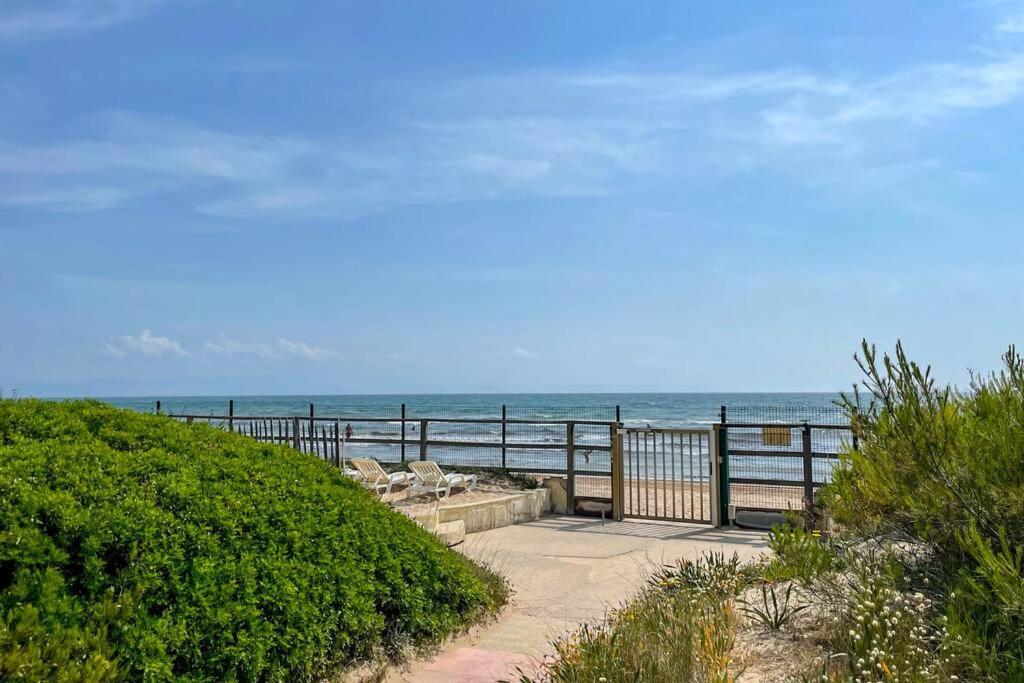 Appartement moderne en résidence privée face à la mer Hyères Exterior foto