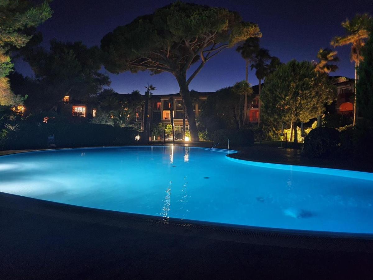 Appartement moderne en résidence privée face à la mer Hyères Exterior foto