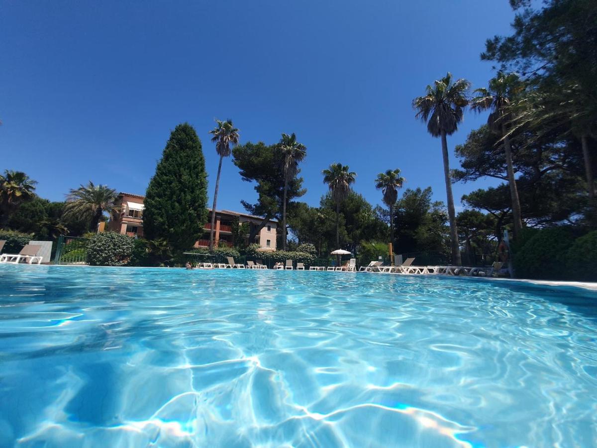 Appartement moderne en résidence privée face à la mer Hyères Exterior foto